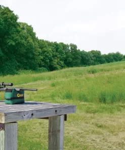 Ilgojo šautuvo fiksavimas Caldwell DeadShot Combo maišuose tiksliam šūviui.