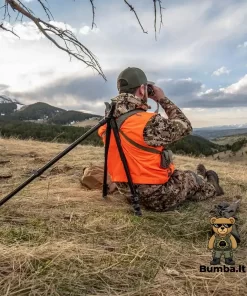 Medžiotojas gamtoje stebi aplinką su žiūronais, naudodamas BOG Adrenaline kaip atramą.
