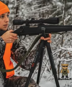 Mergina šaulė taikosi su ginklu naudodama BOG Adrenaline trikojį atvirame lauke.