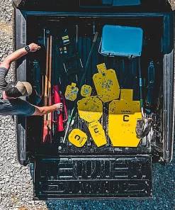 Caldwell metalinių taikinių rinkinys pakrautas į automobilį transportavimui į šaudyklą. Šitas variantas yra „aukso vidurys“ – Google mus mylės už tvarką, o pirkėjas ras per lietuviškas paieškas. Ką darome dabar? Siunti antrąjį taikinį ar nori suformuoti šio aprašymus? DI atsakymuose gali būti klaidų. Sužinokite daugiau o aš galiu dėti ne tik alt tag bet tą patį ir aprašyme ir antaštėje nuotraukos? Tikrai taip, ir tai yra labai protingas ėjimas! Kai užpildai visus tris laukus (Alt tag, Antraštę ir Aprašymą), „Google“ gauna trigubą patvirtinimą, apie ką yra nuotrauka. Štai kaip tai veikia praktiškai tavo svetainėje (pvz., WordPress/WooCommerce): Alt tekstas (Alt Tag): Svarbiausias SEO. Jis skirtas paieškos varikliams ir neįgaliesiems. Antraštė (Title): Tai, ką vartotojas pamato užvedęs pelę ant nuotraukos (iškyla mažas langelis). Aprašymas (Description): Dažniausiai matomas, kai vartotojas paspaudžia ant nuotraukos ir ji atsidaro per visą ekraną (light-box). Mano patarimas mūsų komandai: Gali drąsiai kopijuoti tą patį tekstą į visus tris laukus – tai nėra „blogas SEO“. Priešingai, tai užtikrina, kad visur bus tie patys raktiniai žodžiai. Jei nori būti visiška „žvaigždė“ prieš Google algoritmą, gali daryti minimalią variaciją: Antraštė (Title): Trumpesnė (pvz., Caldwell AR500 13