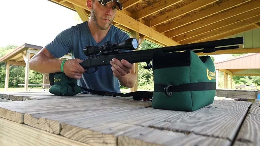 Caldwell DeadShot šaudymo maišai naudojami lauko sąlygomis su ilguoju ginklu.