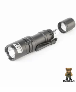 Atsuktas Smith & Wesson CS-10 žibintuvėlio galinis dangtelis AA baterijos keitimui.