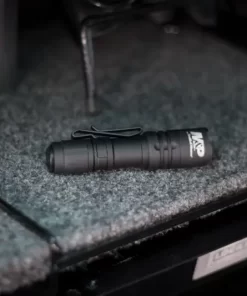 Meninė Smith & Wesson CS-10 nuotrauka ant stalo, parodanti jo kompaktinį dydį.