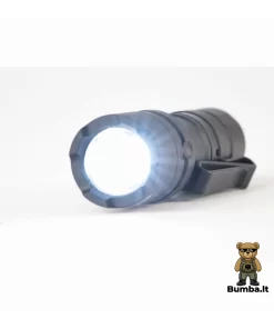 Įjungtas Smith & Wesson CS-10 žibintuvėlis skleidžia ryškią balto LED šviesos spindulį.