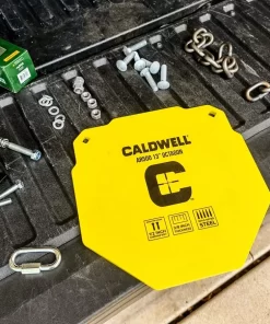 AR500 metalinis taikinys su tvirtinimo detalėmis: grandinėmis ir varžtais.
