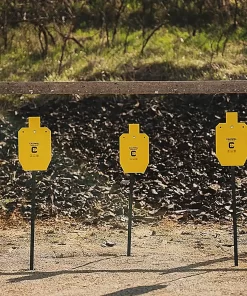Trys Caldwell IPSC metaliniai taikiniai paruošti taktinio šaudymo treniruotei.