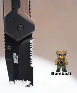 Taktinio peilio Smith & Wesson M&P Repo juoda dantyta geležtė įsmeigta į sniegą stambiu planu – bumba.lt Kaune ir internetu