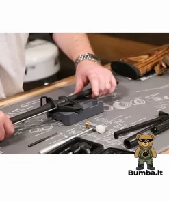 Bendras ginklų meistro darbo stalo vaizdas su AR-15 dalimis, plaktuku ir Wheeler Delta Series Armorer's Bench Block stalo bloku – bumba.lt Kaune ir internetu