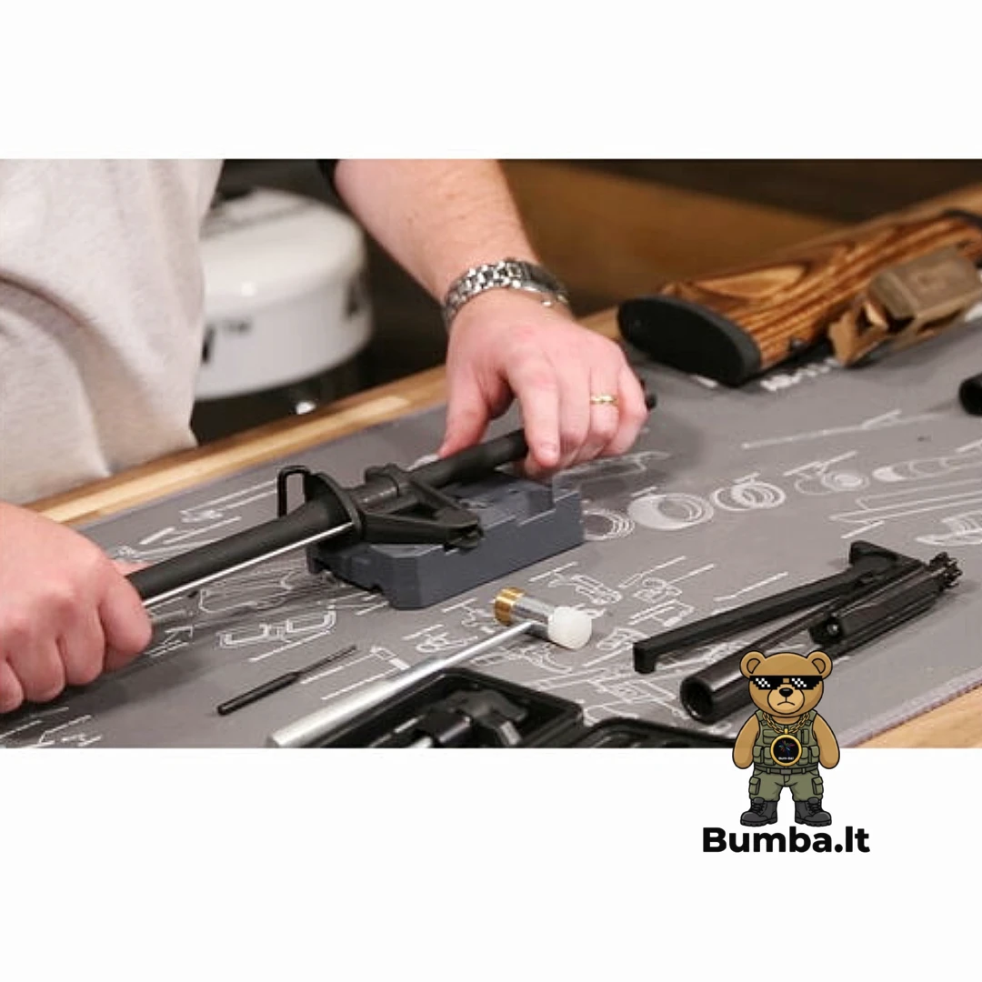 Bendras ginklų meistro darbo stalo vaizdas su AR-15 dalimis, plaktuku ir Wheeler Delta Series Armorer's Bench Block stalo bloku – bumba.lt Kaune ir internetu