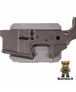 Karabino AR-15 žemutinis imtuvas (Lower Receiver) kairiąja puse saugiai įtvirtintas Wheeler ginklų meistro stalo bloko išpjovose – bumba.lt Kaune ir internetu