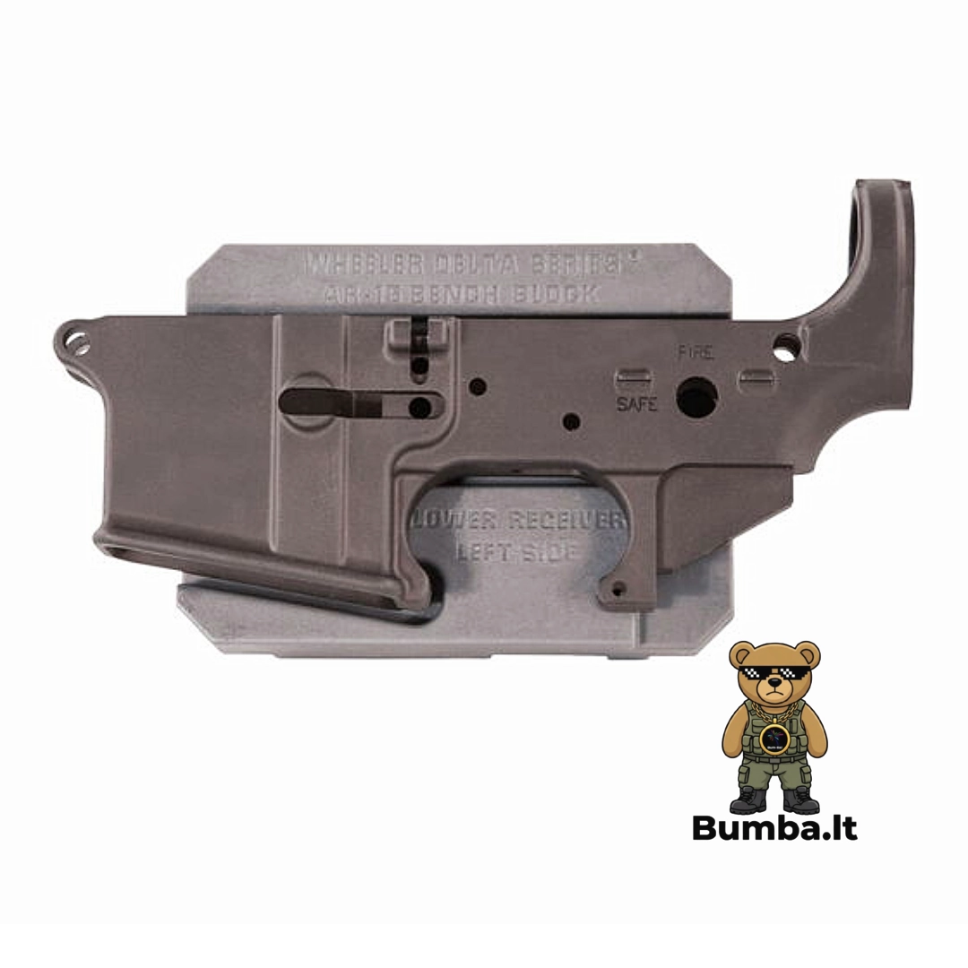 Karabino AR-15 žemutinis imtuvas (Lower Receiver) kairiąja puse saugiai įtvirtintas Wheeler ginklų meistro stalo bloko išpjovose – bumba.lt Kaune ir internetu