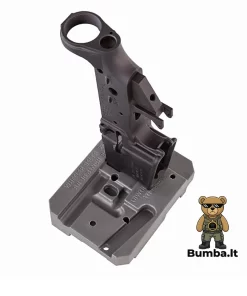 Karabino AR-15 žemutinis imtuvas (Lower Receiver) įstatytas vertikaliai į Wheeler ginklų meistro stalo bloką – bumba.lt Kaune ir internetu