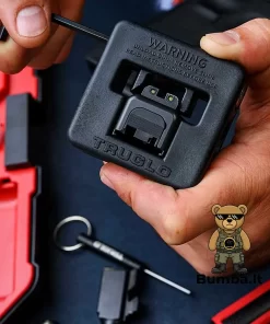 Detalus vaizdas iš arti kaip su Truglo Sight-Setter Tool įrankiu koreguojama įstatyta Glock pistoleto spyna – bumba.lt Kaune ir internetu